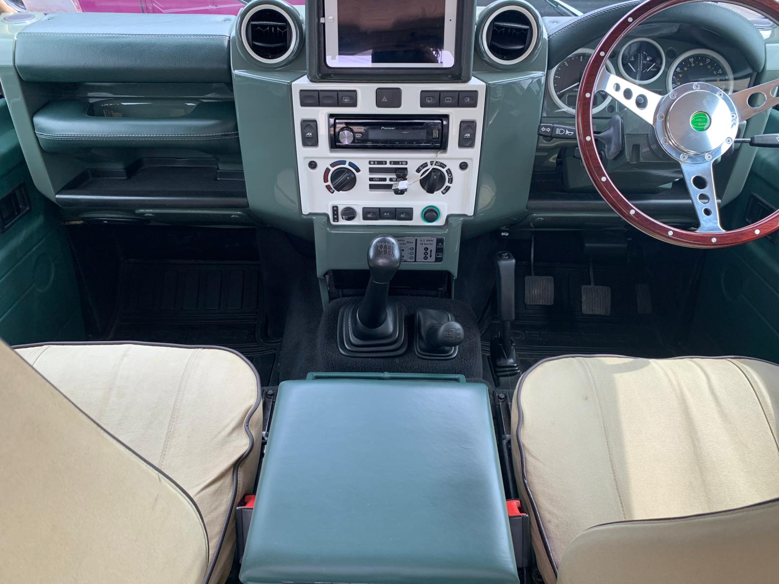 2008-Land-Rover-Defender-90-county-station-wagon-10