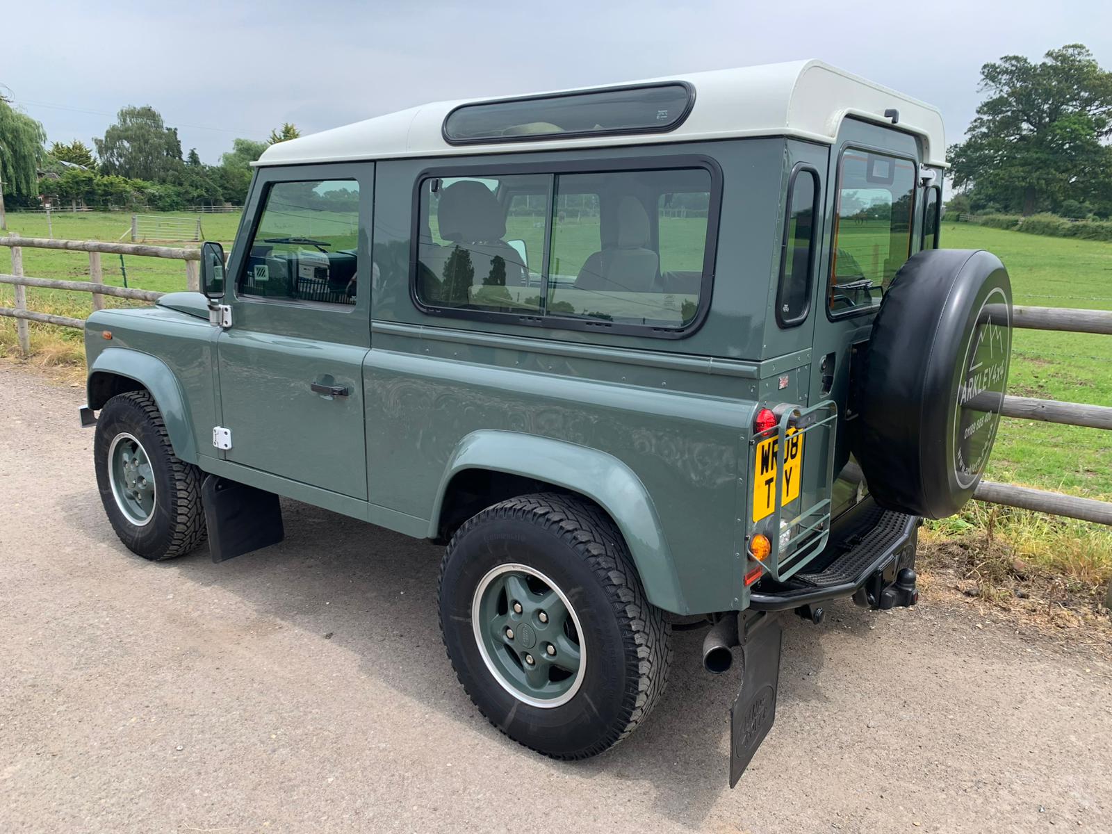 2008-Land-Rover-Defender-90-county-station-wagon-4