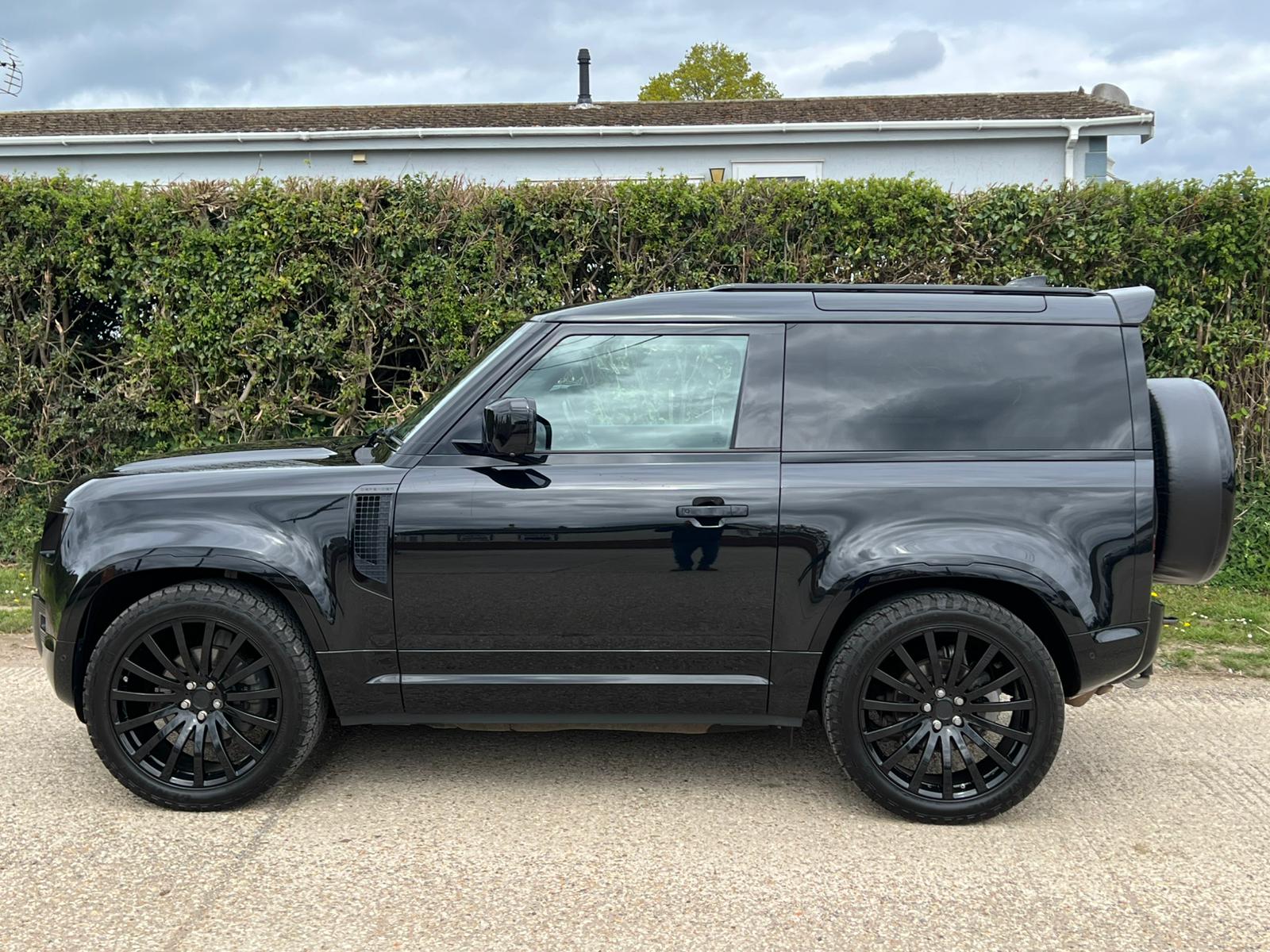 Land-Rover-Defender-90-X-Dynamic-HSE-D2504